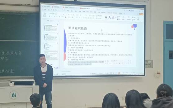 一群人在台上演讲描述已自动生成 一群人在台上演讲描述已自动生成