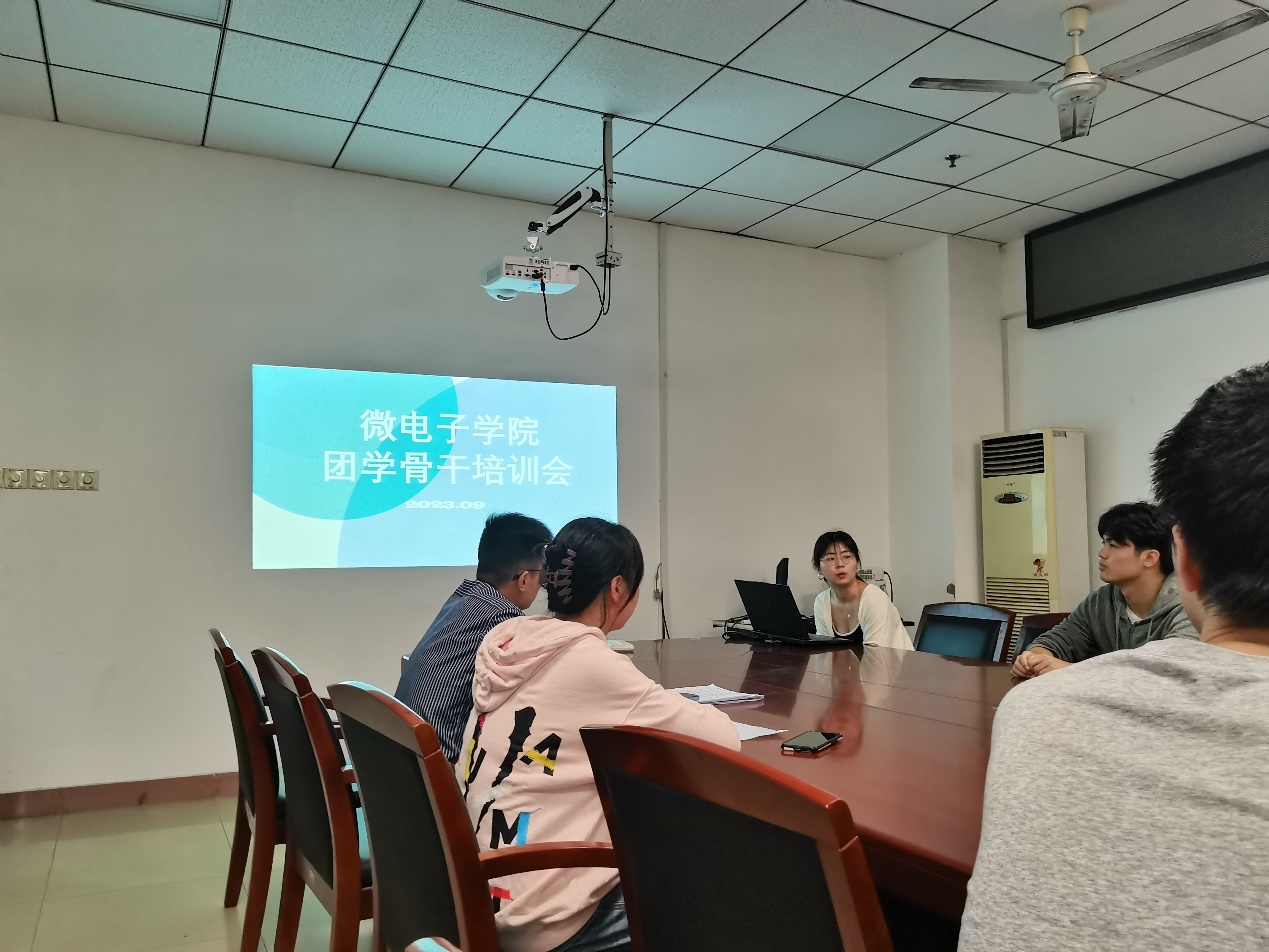 桌子前的人低可信度描述已自动生成 桌子前的人低可信度描述已自动生成