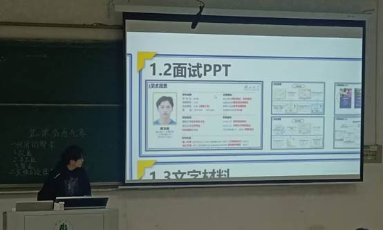 会议室里的人们描述已自动生成 会议室里的人们描述已自动生成